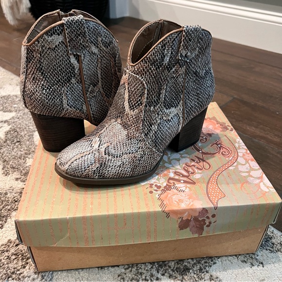 Very G irredesint snake print bootie 6 - Picture 3 of 3